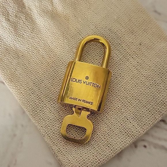 LV lock and key #318 great condition louis vuitton gold - Picture 2 of 4